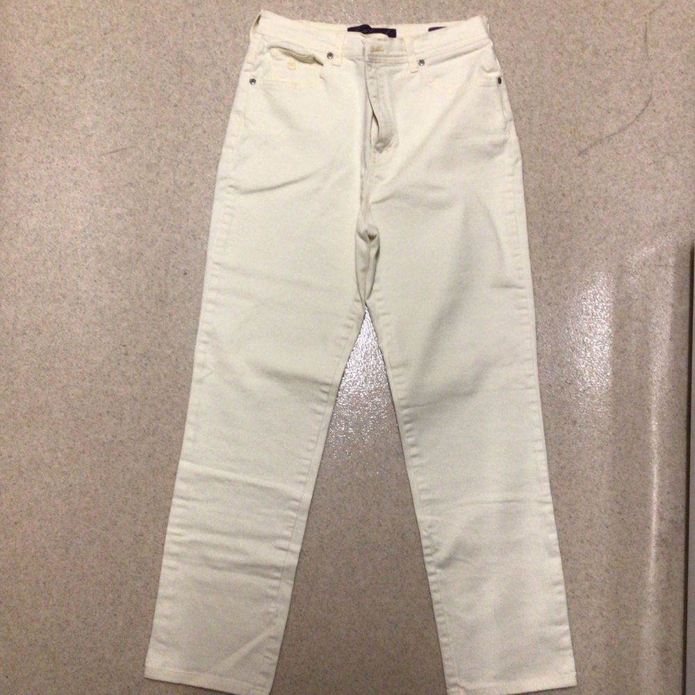 White High-Waisted Jeans